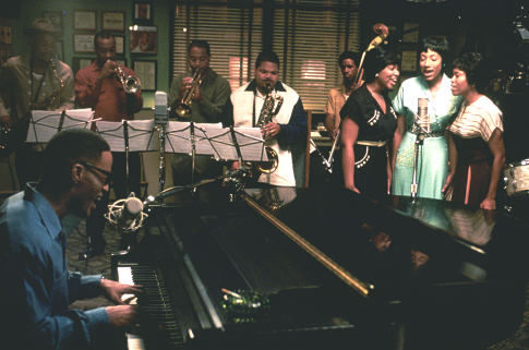 JAMIE FOXX as American legend Ray Charles with backing musicians and the Raelettes--(l to r) KIMBERLY ARDISON as Ethel McRae, RENEE WILSON as Pat Lyle and REGINA KING as Margie Hendricks--in the musical biographical drama, Ray.