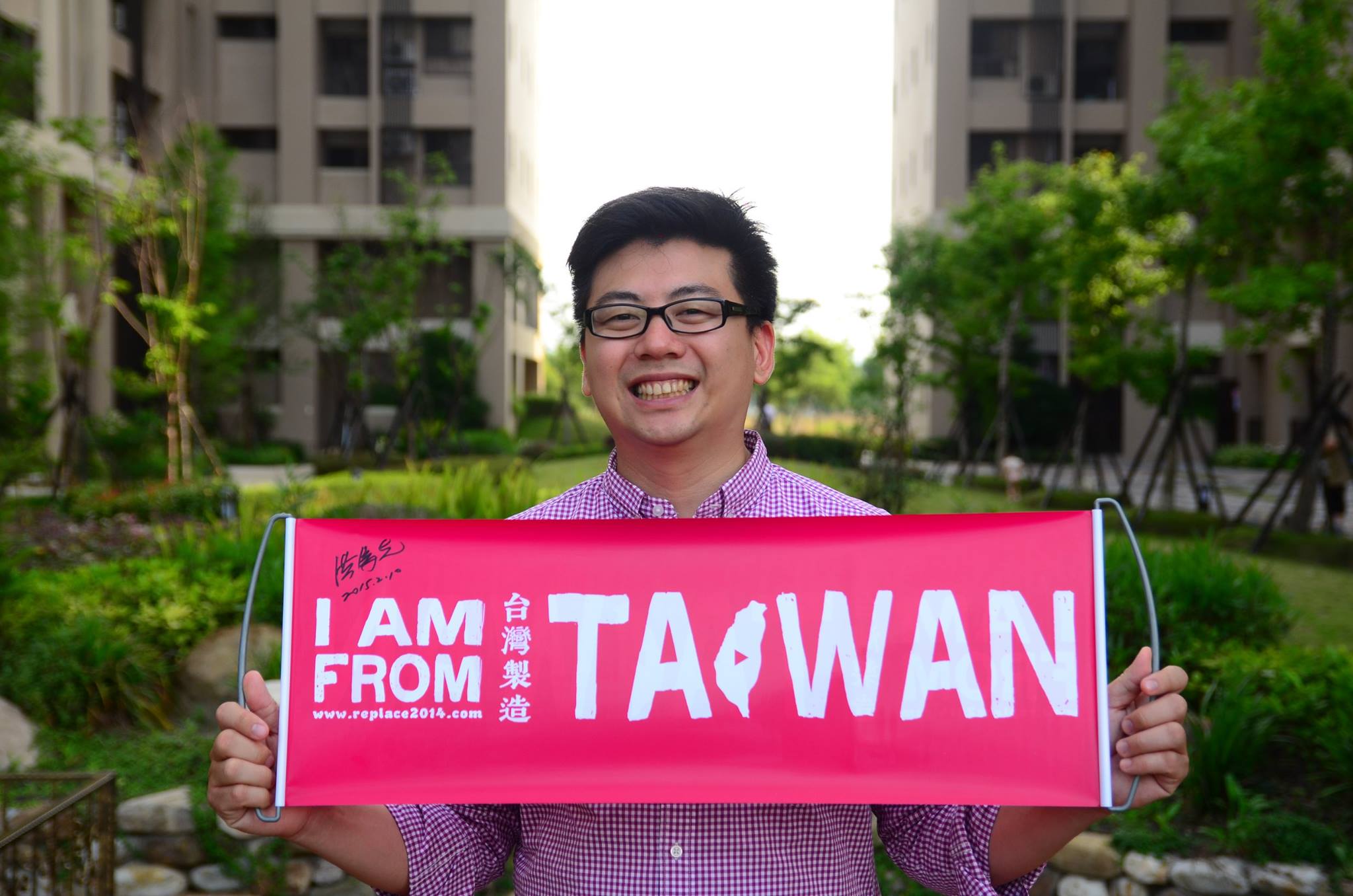 Holding the I Am From Taiwan banner to promote Taiwan.