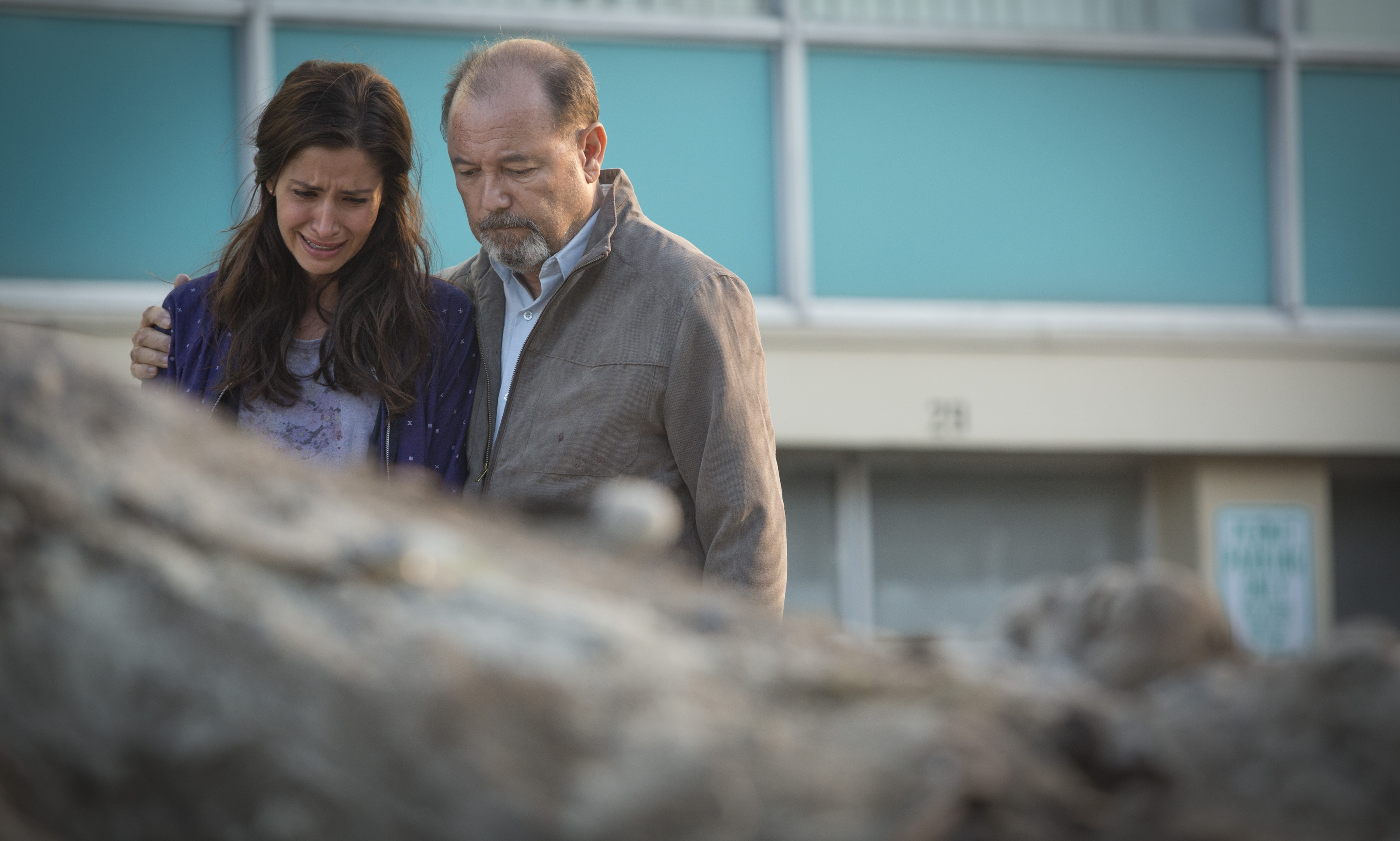 Still of Rubén Blades and Mercedes Mason in Fear the Walking Dead (2015)