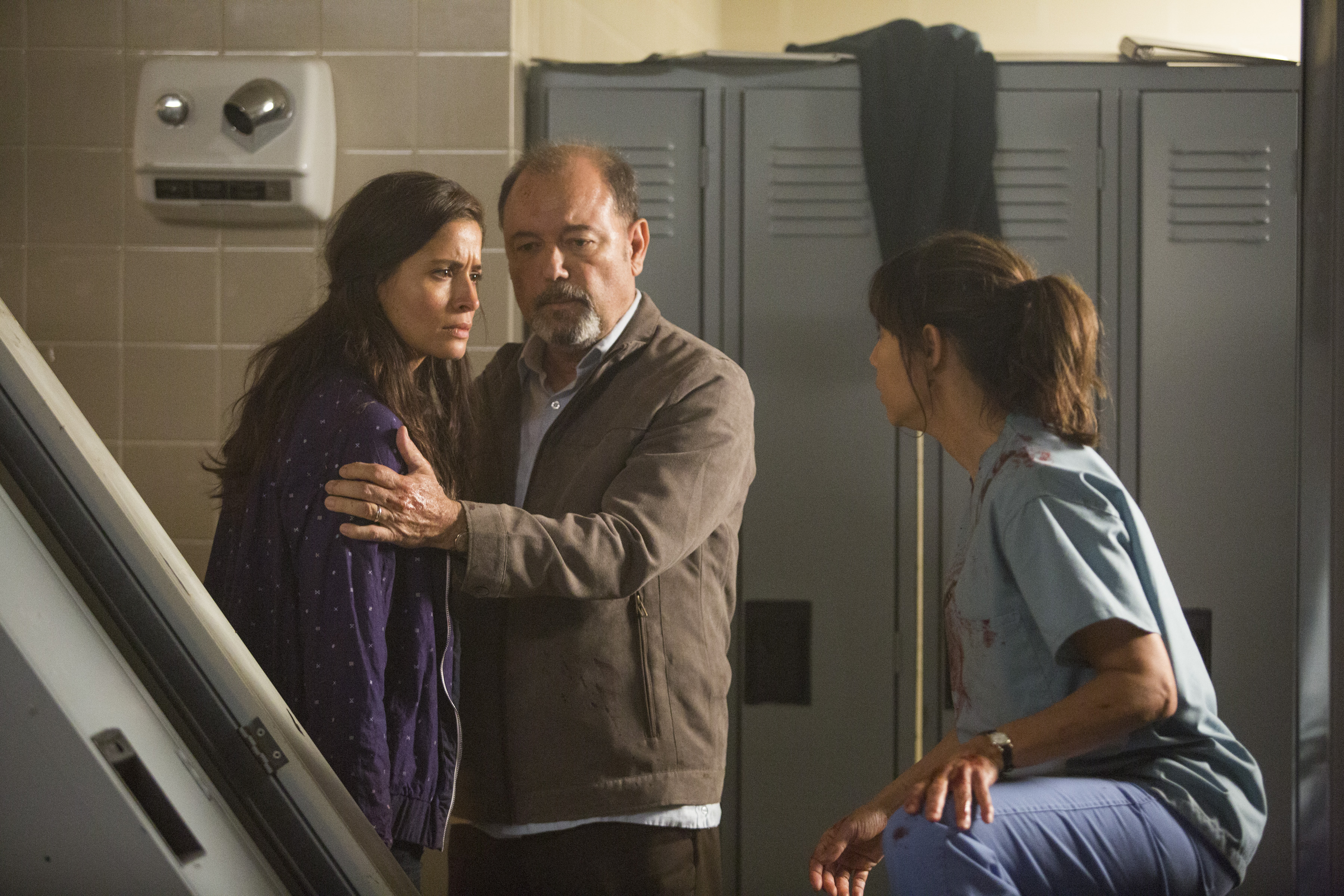 Still of Rubén Blades, Elizabeth Rodriguez and Mercedes Mason in Fear the Walking Dead (2015)