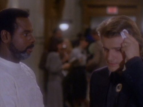 Still of Peter DeLuise and Steven Williams in 21 Jump Street (1987)