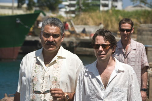 Still of Mathieu Amalric, Anatole Taubman and Joaquín Cosio in Paguodos kvantas (2008)