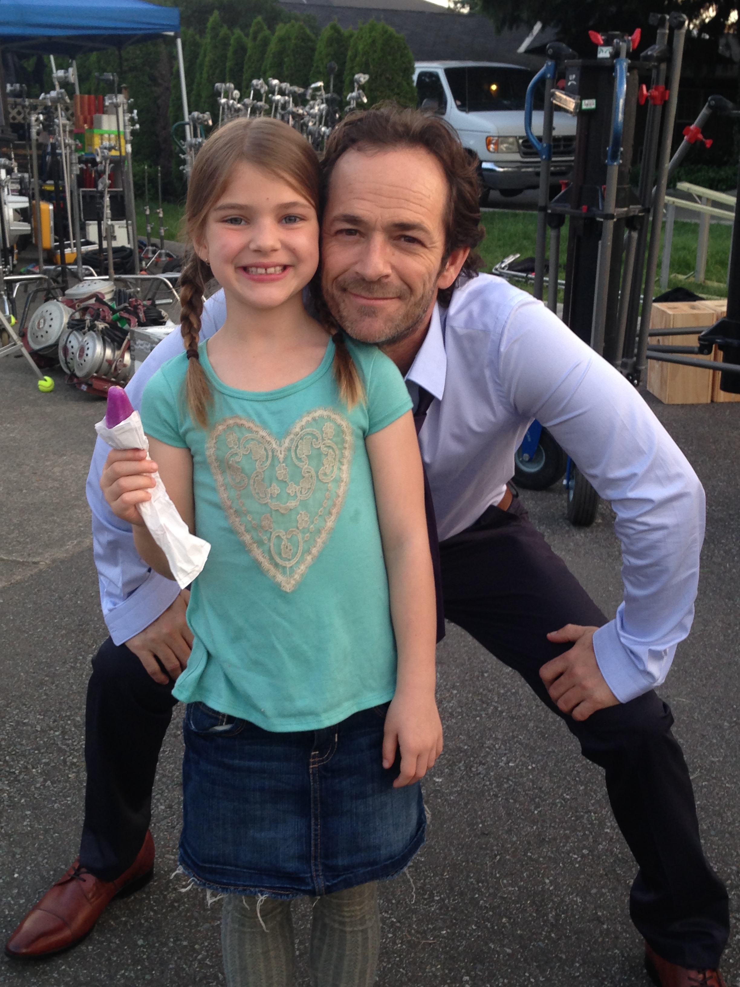 Kayden and Luke Perry on the set of 