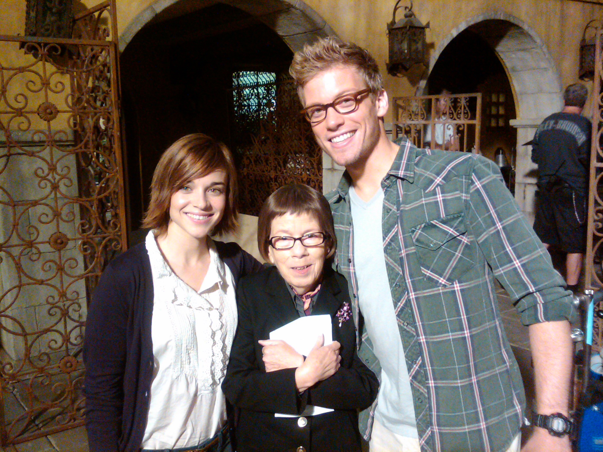 Renée Felice Smith on set with Linda Hunt and Barrett Foa