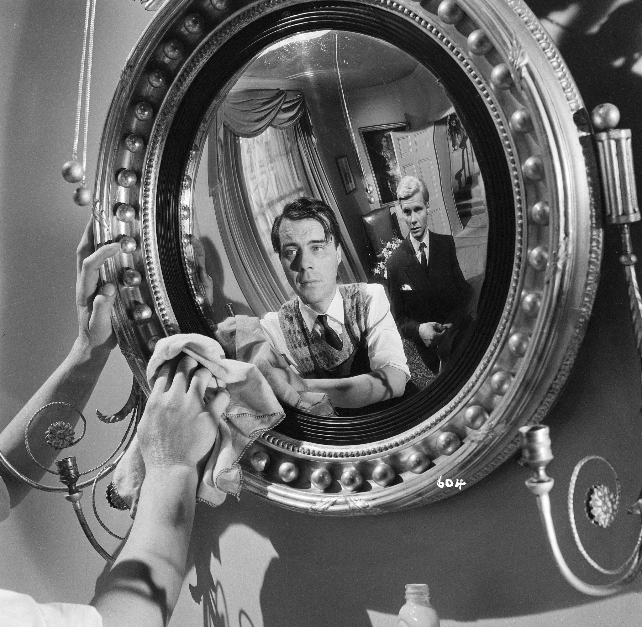 Still of Dirk Bogarde and James Fox in The Servant (1963)
