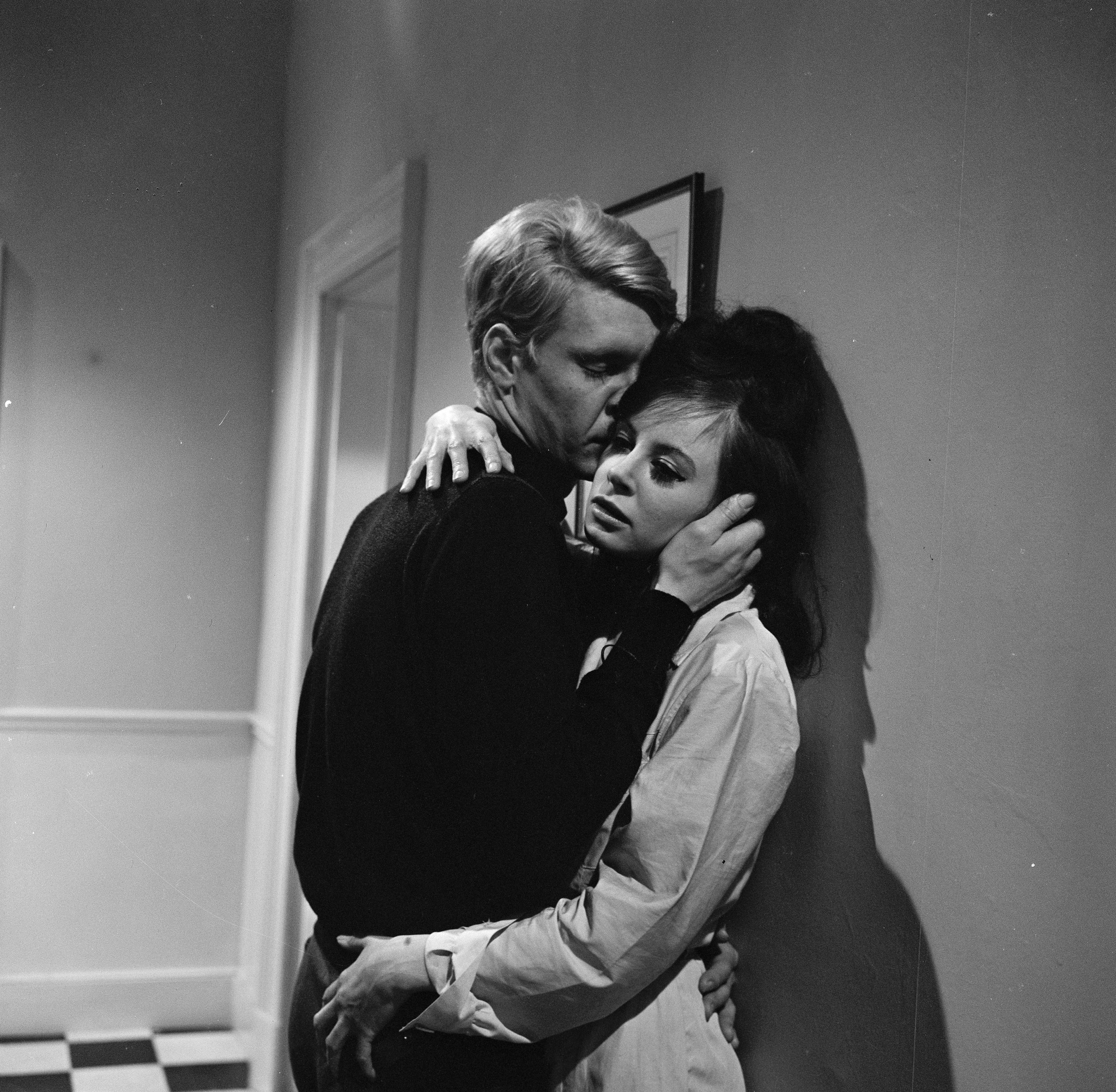 Still of James Fox and Sarah Miles in The Servant (1963)