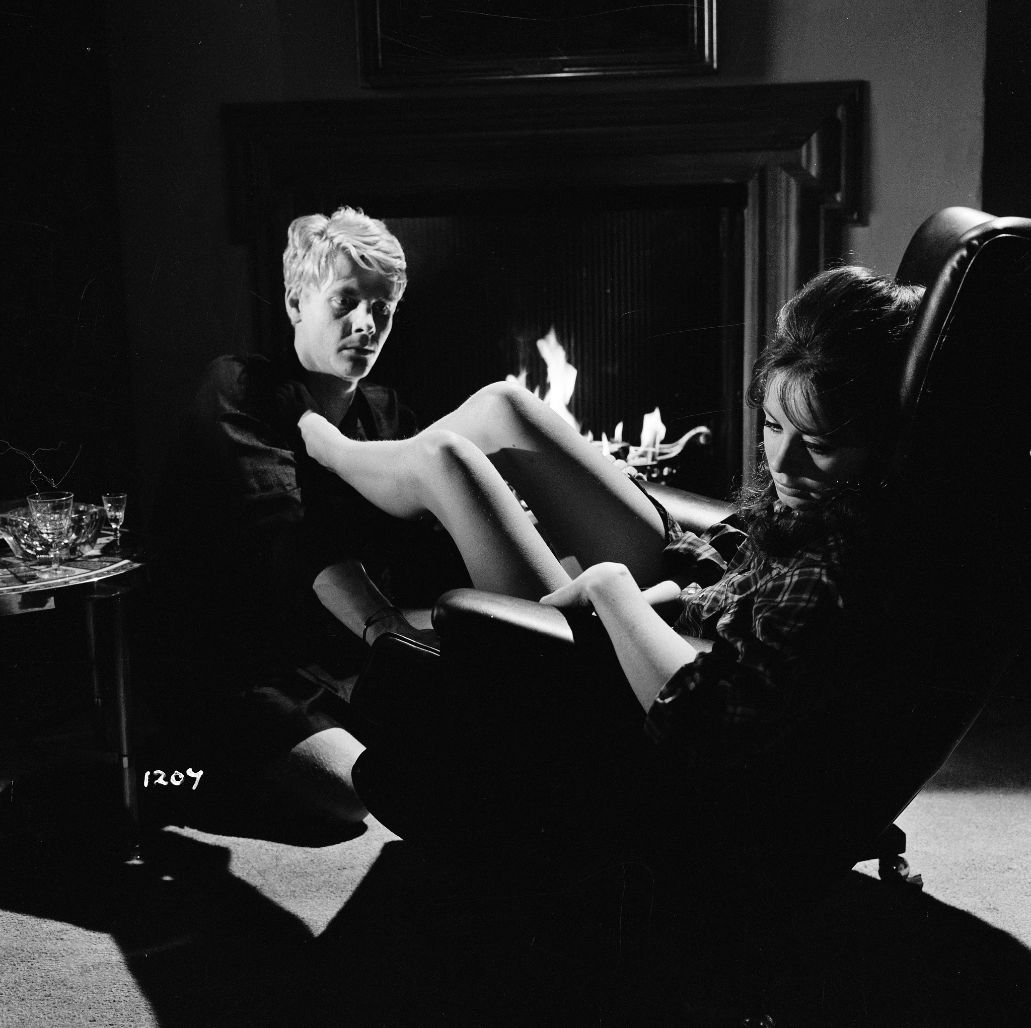 Still of James Fox and Sarah Miles in The Servant (1963)