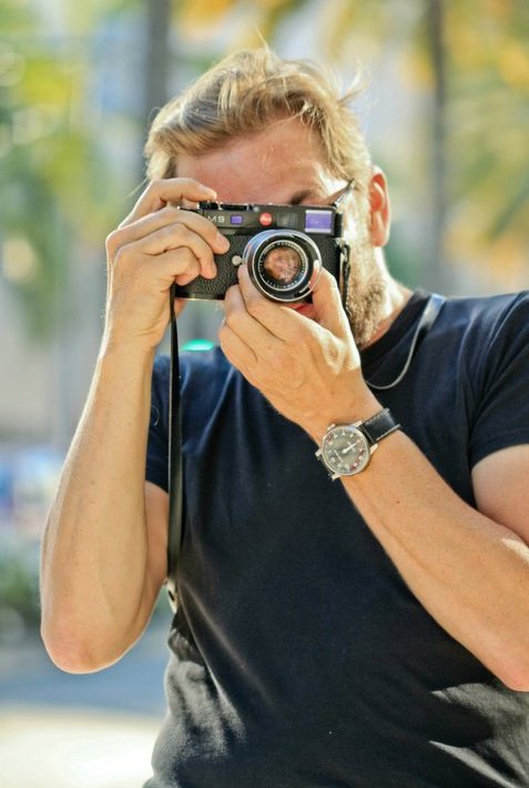 Thorsten von Overgaard photographing with his Leica M9 in Los Angeles, 2011