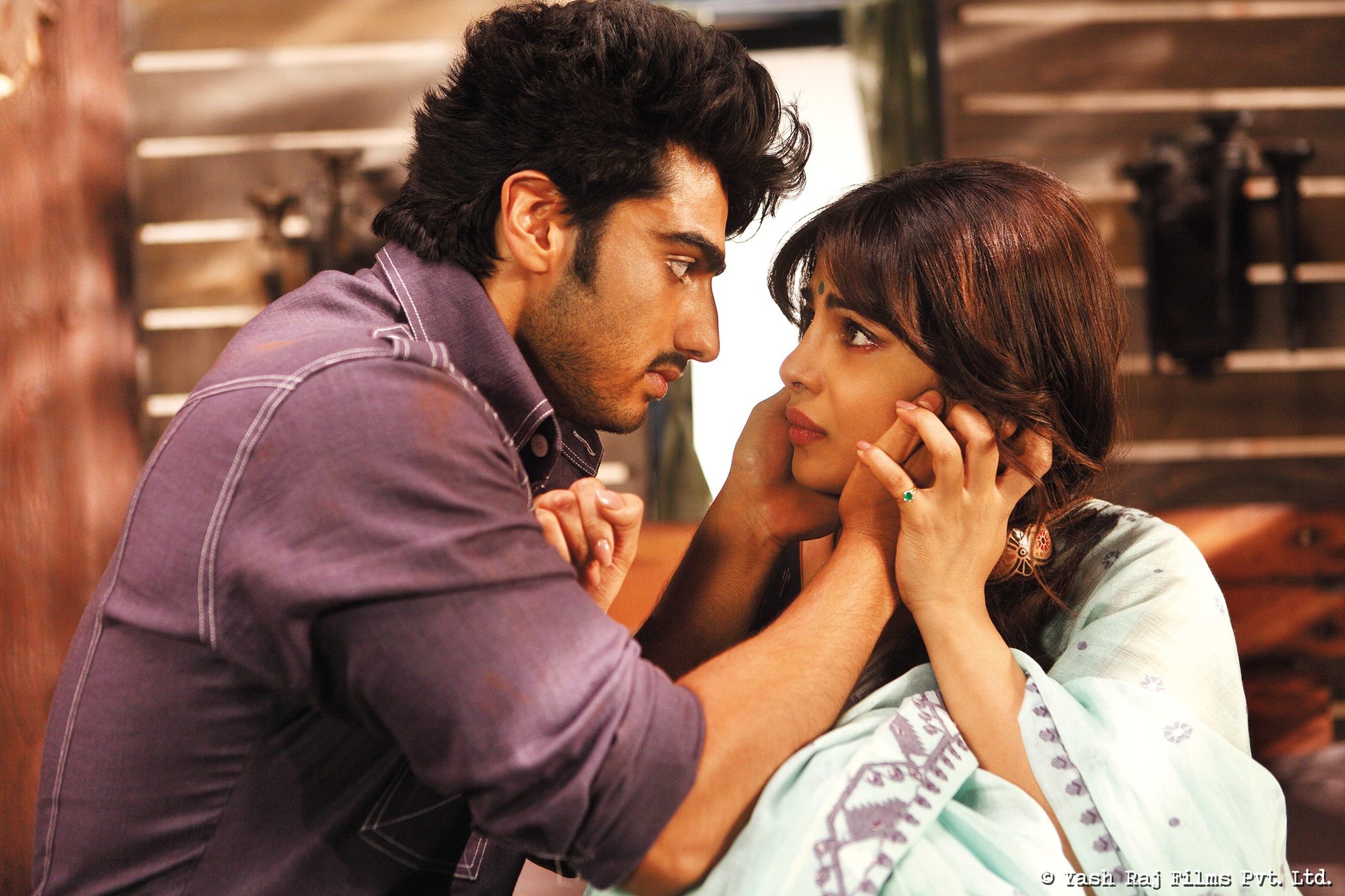 Still of Priyanka Chopra and Arjun Kapoor in Gunday (2014)