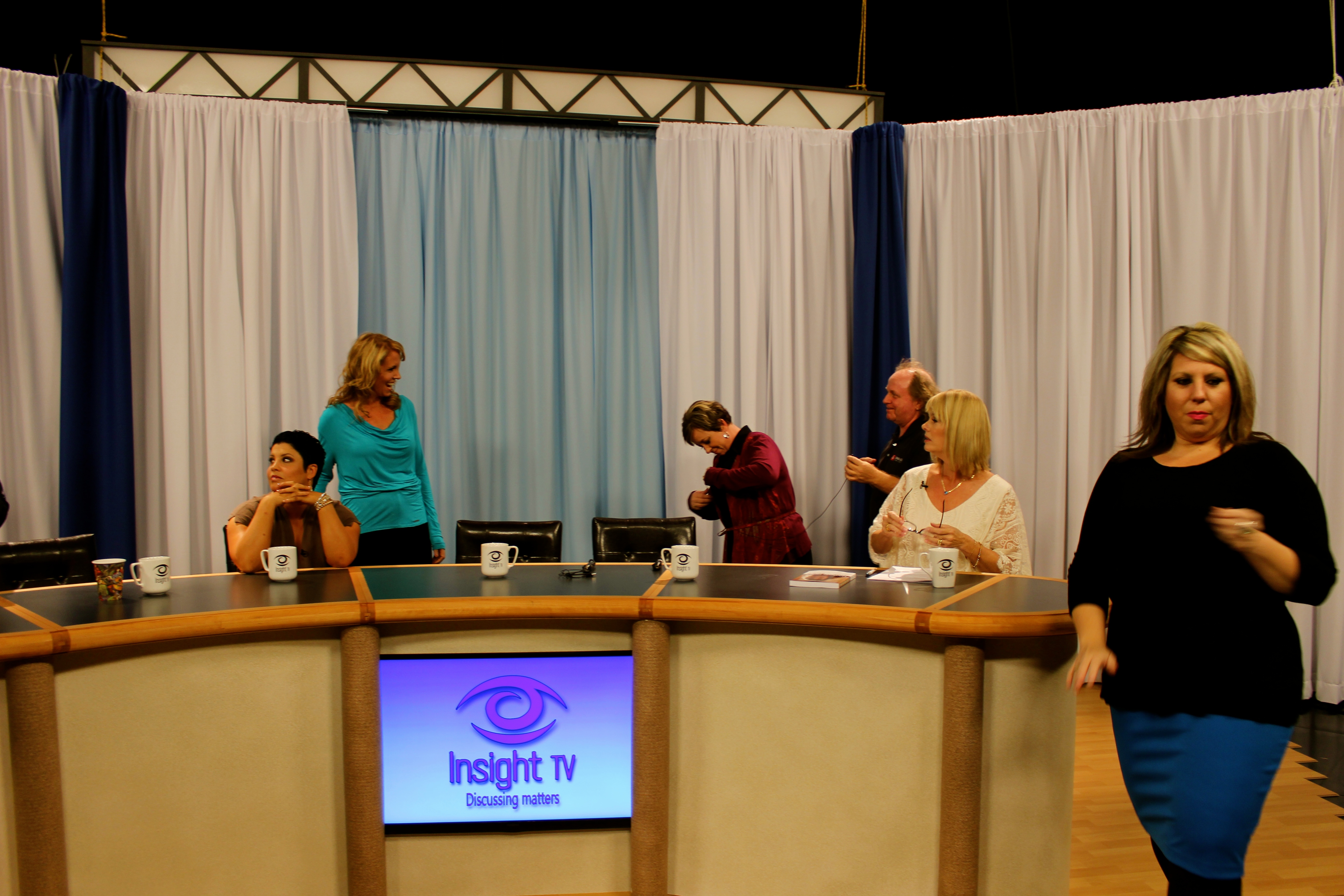 From left to right: Mia Styles, Tanya Brown, Angie Cartwright, mic guy, Lynda Cheldelin Fell, and MUA Amy Carratt. Orange County Sound Stage. Irvine, CA. Oct. 2014