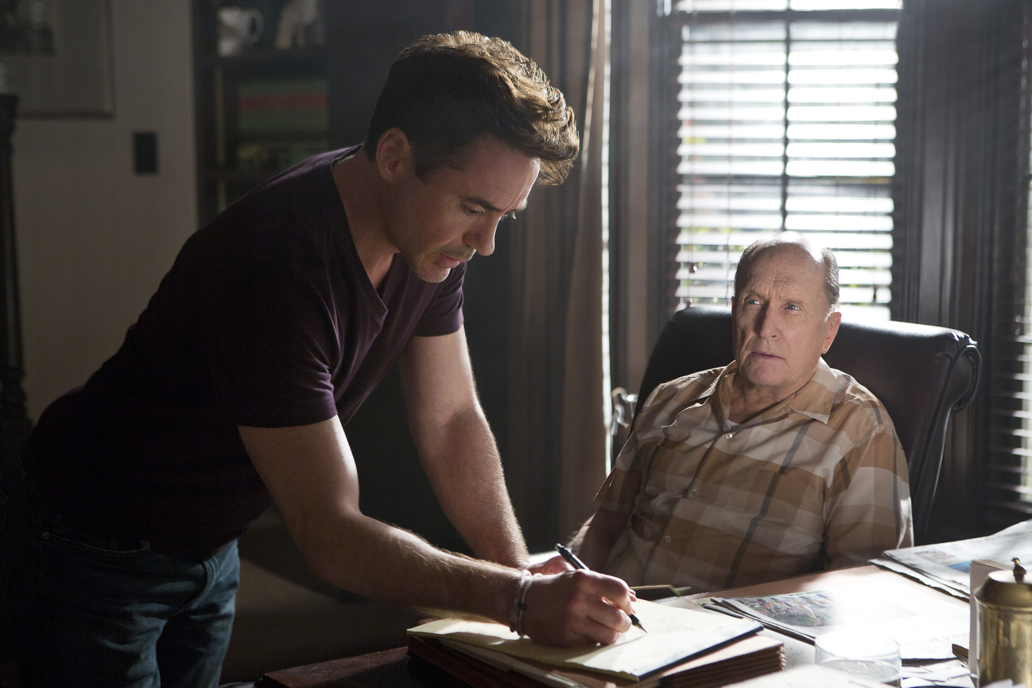 Still of Robert Downey Jr. and Robert Duvall in Teisejas (2014)