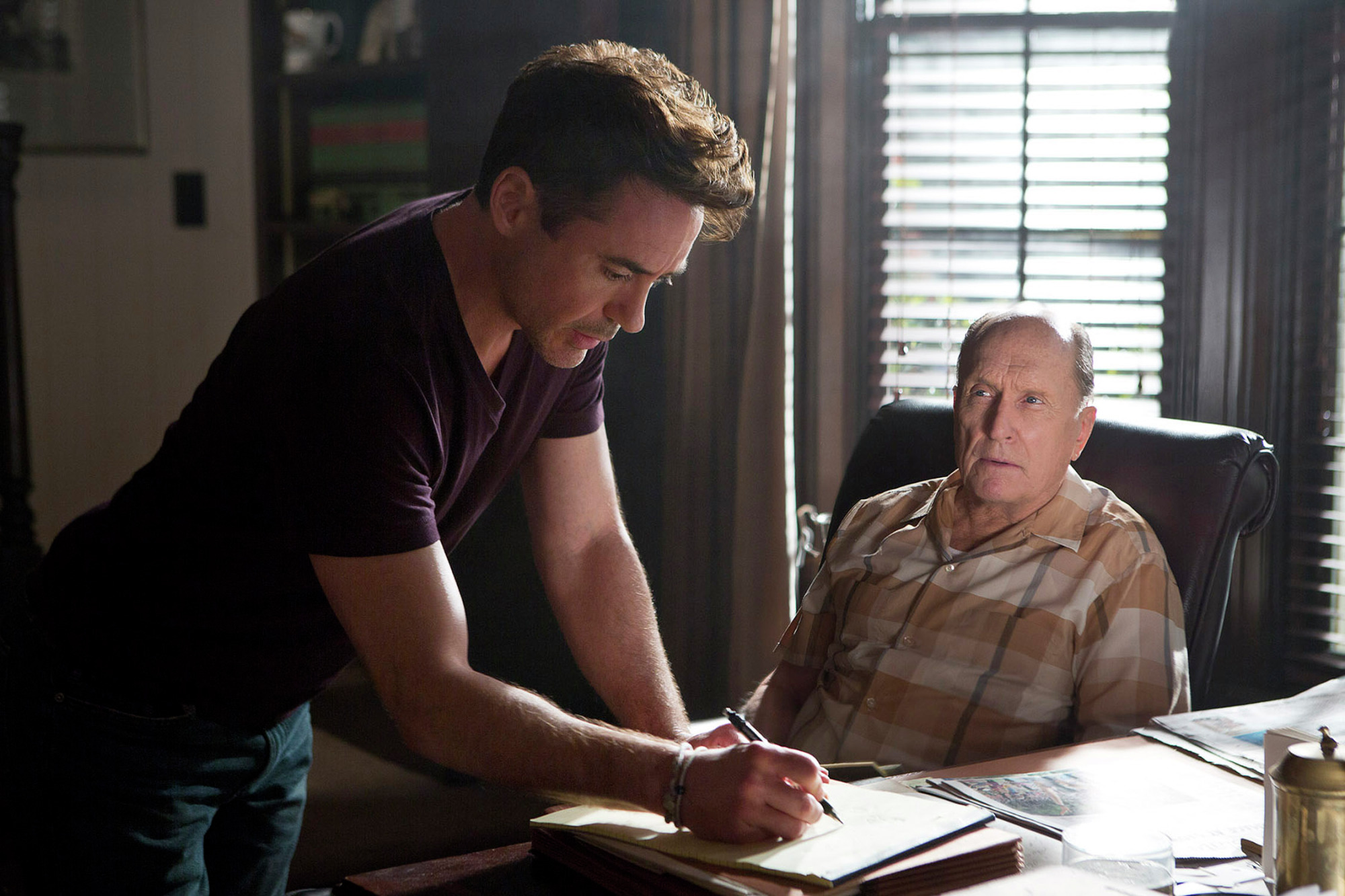 Still of Robert Downey Jr. and Robert Duvall in Teisejas (2014)