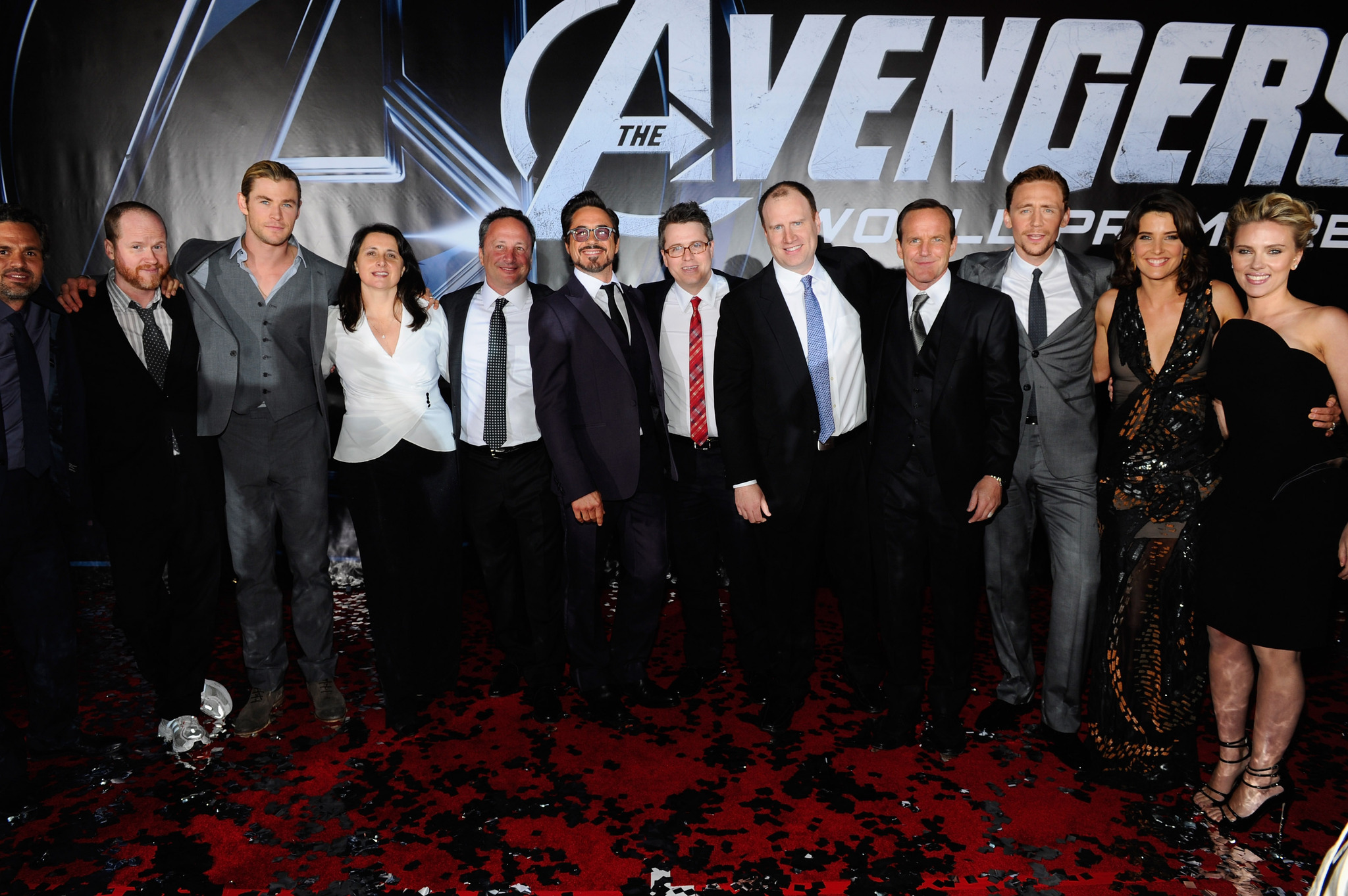 Robert Downey Jr., Clark Gregg, Chris Evans, Kevin Feige, Scarlett Johansson, Mark Ruffalo, Joss Whedon, Tom Hiddleston, Cobie Smulders, Chris Hemsworth and Jeremy Latcham at event of Kersytojai (2012)