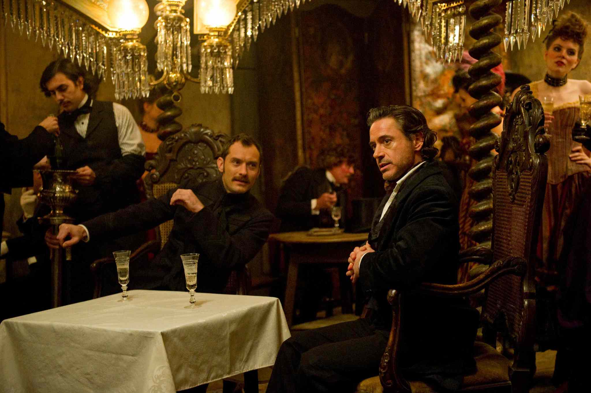 Still of Jude Law and Robert Downey Jr. in Serlokas Holmsas: Seseliu zaidimas (2011)