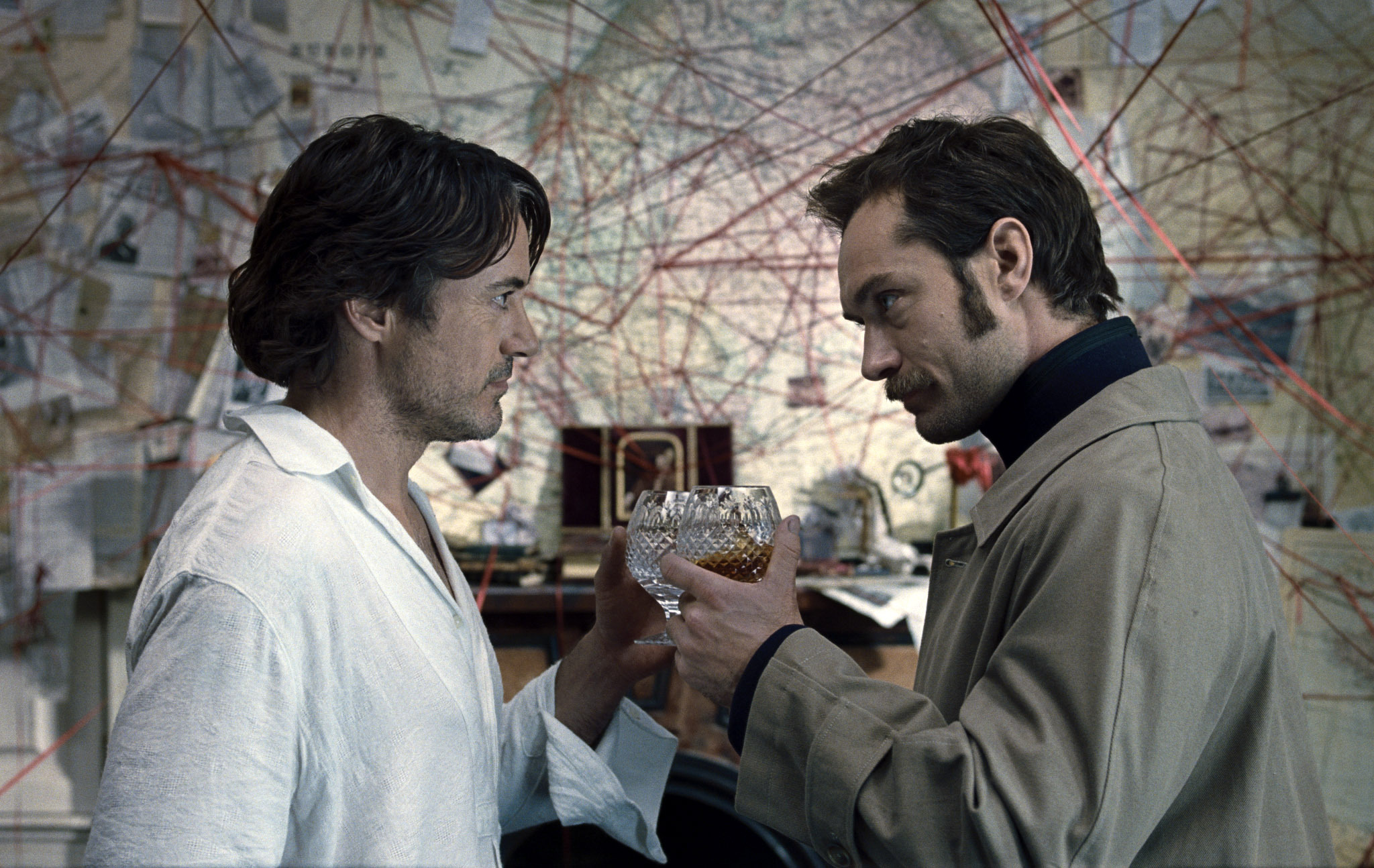 Still of Jude Law and Robert Downey Jr. in Serlokas Holmsas: Seseliu zaidimas (2011)