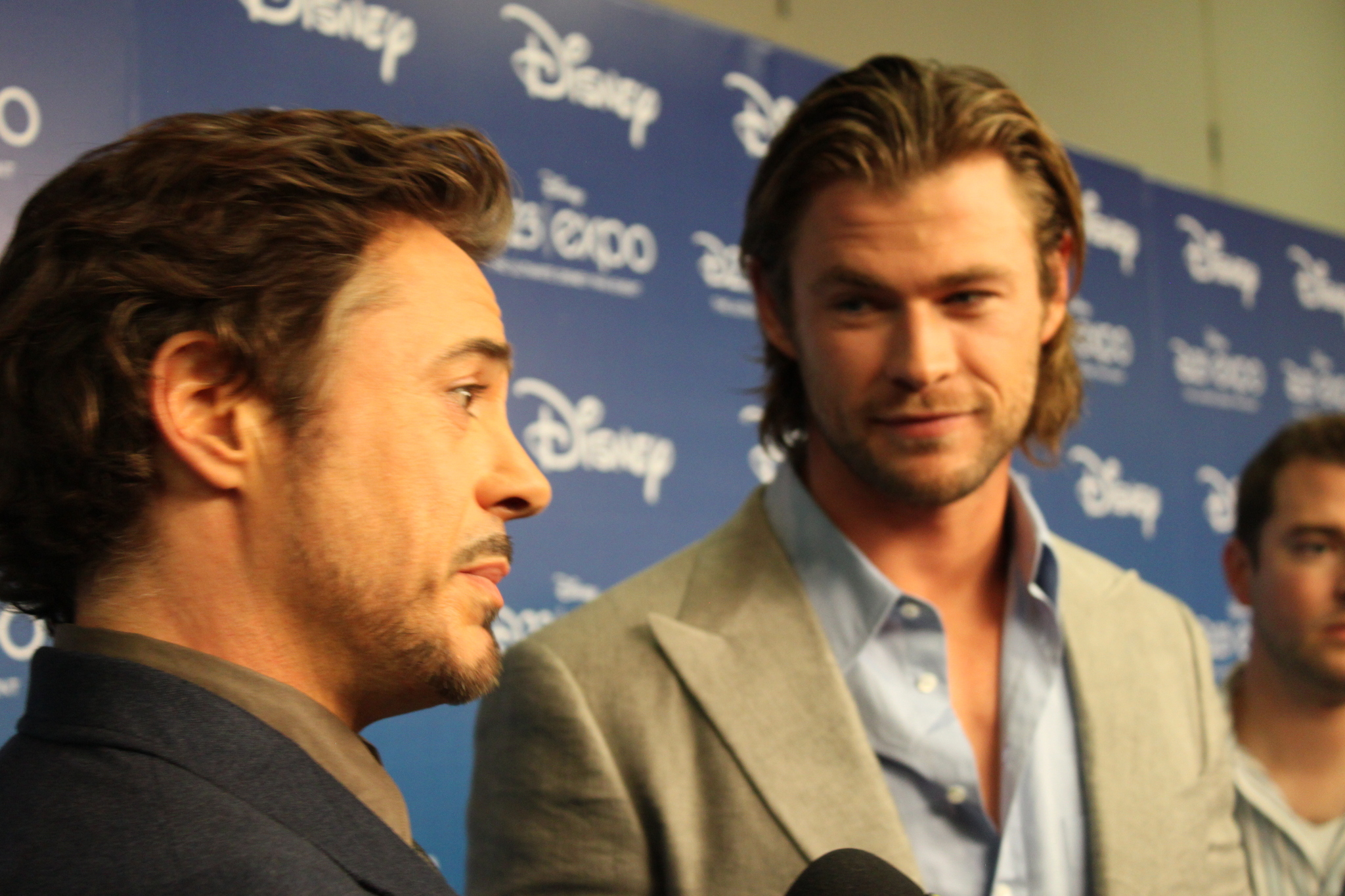 Robert Downey Jr. and Chris Hemsworth at event of Kersytojai (2012)