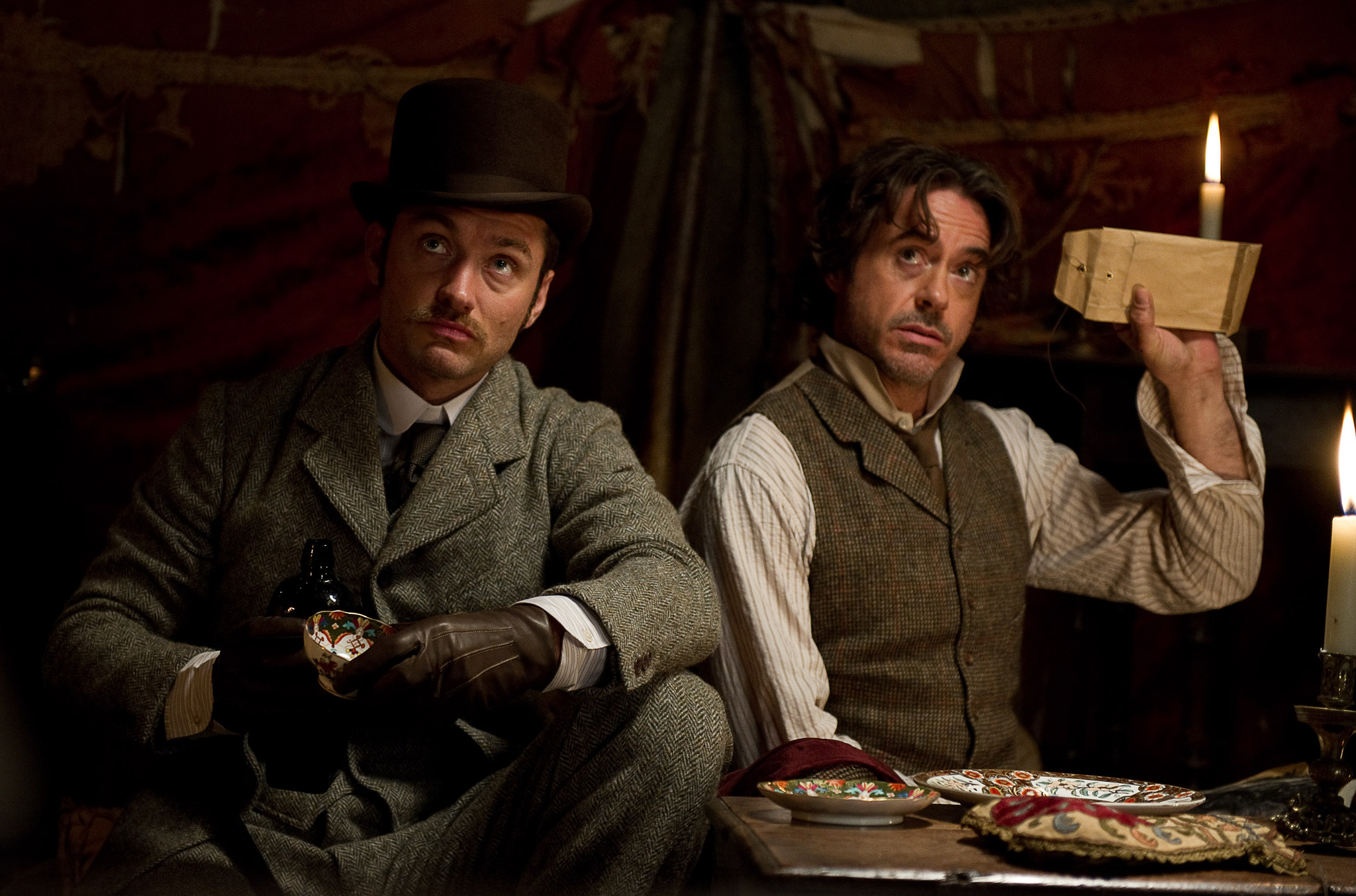 Still of Jude Law and Robert Downey Jr. in Serlokas Holmsas: Seseliu zaidimas (2011)