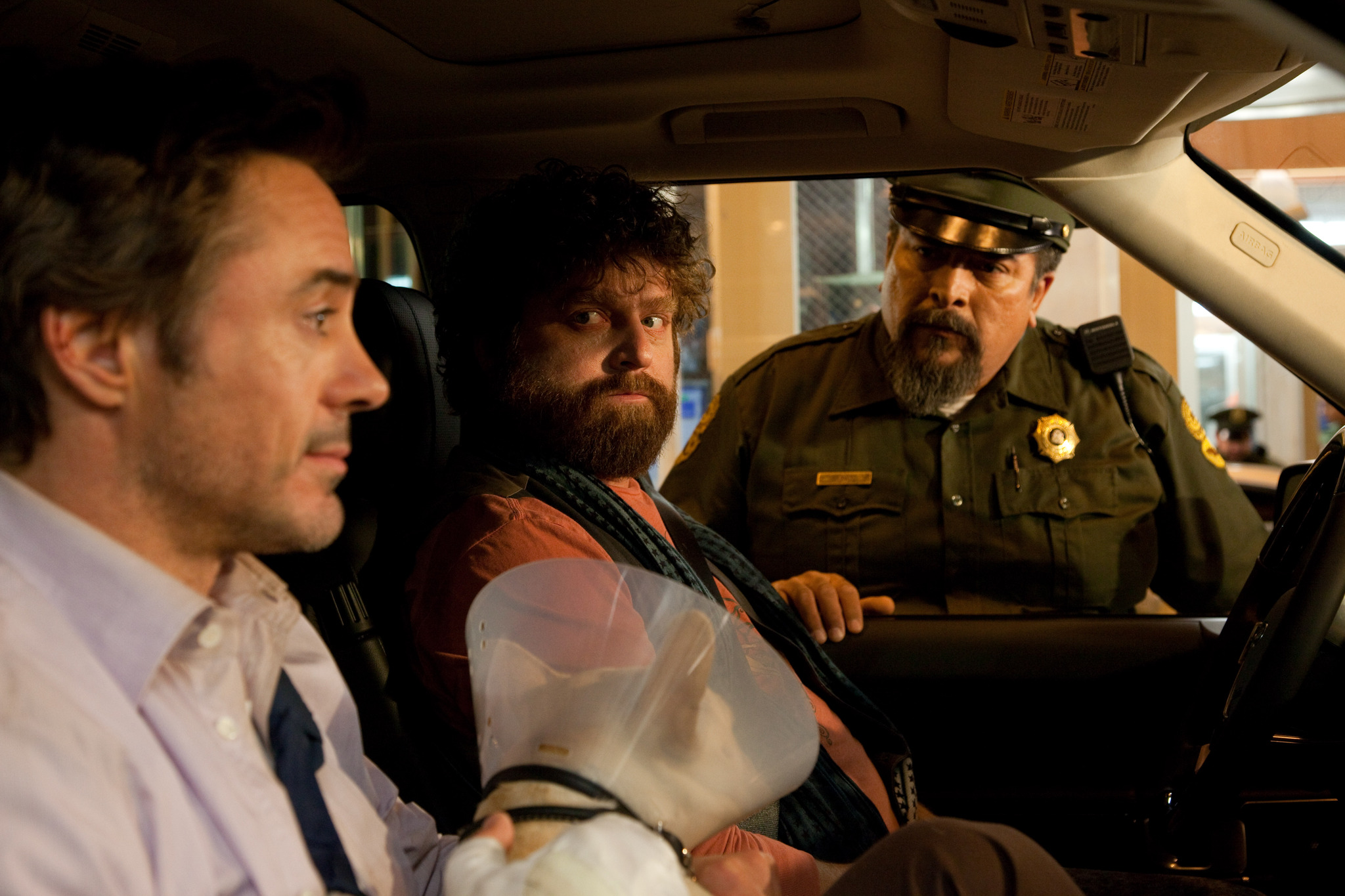 Still of Robert Downey Jr., Zach Galifianakis and Paul Renteria in Vingiuotas kelias namo (2010)