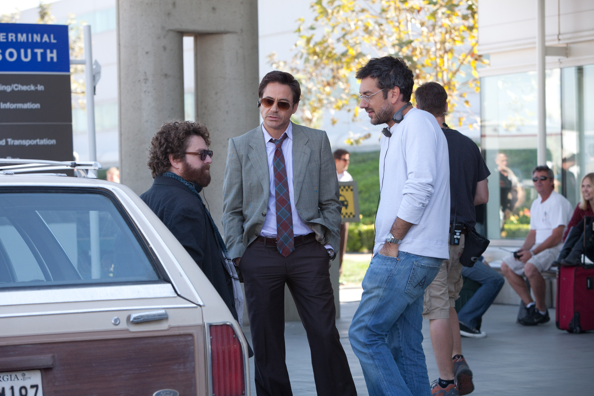 Still of Robert Downey Jr., Zach Galifianakis and Todd Phillips in Vingiuotas kelias namo (2010)