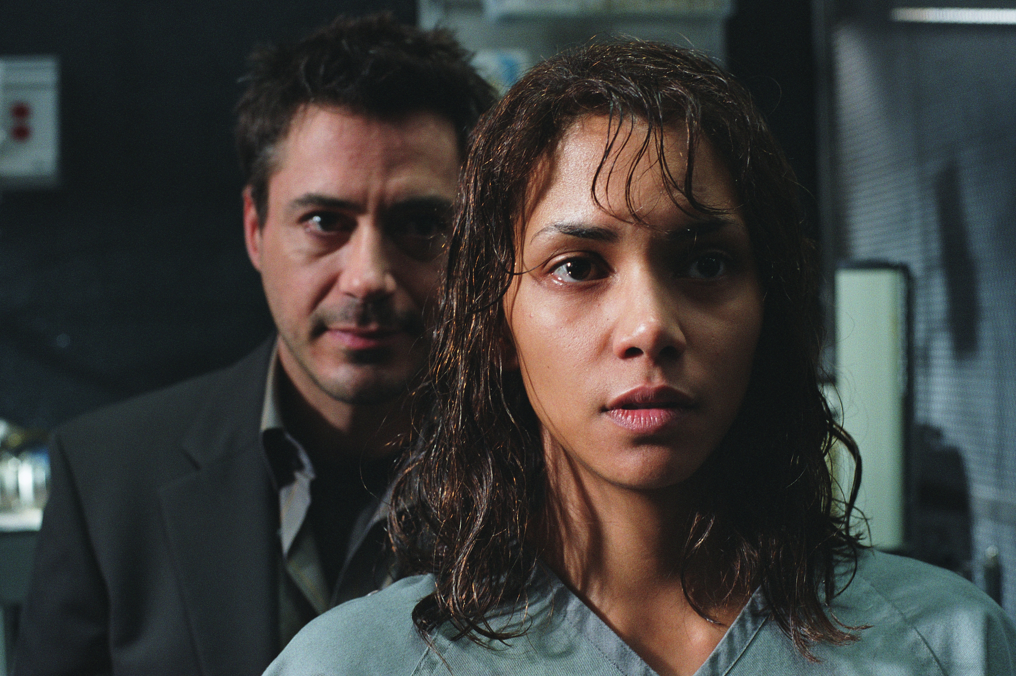 Still of Robert Downey Jr. and Halle Berry in Gothika (2003)