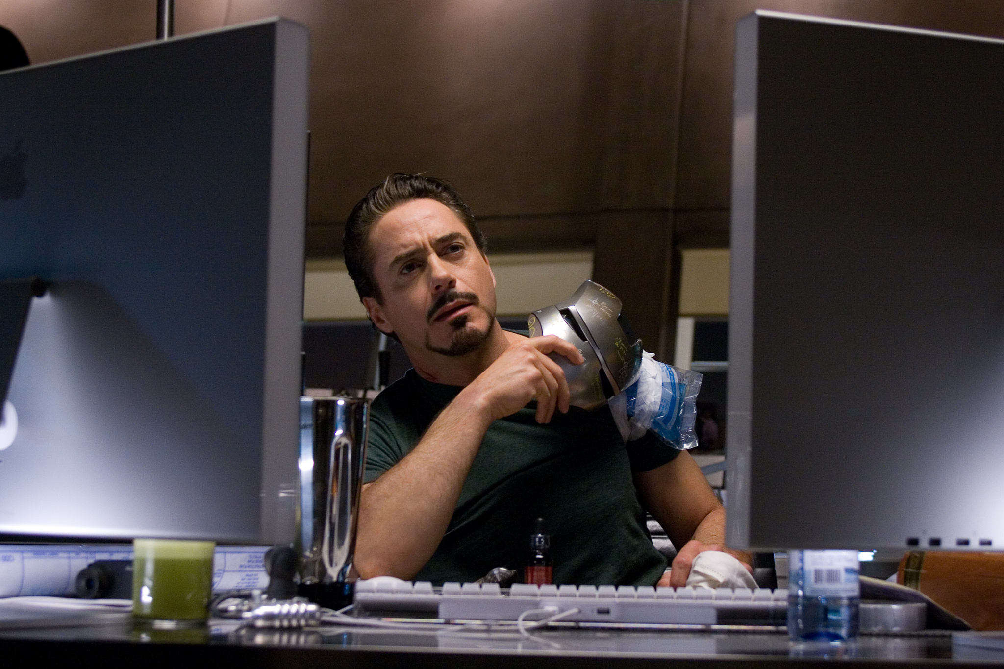 Still of Robert Downey Jr. in Gelezinis zmogus (2008)