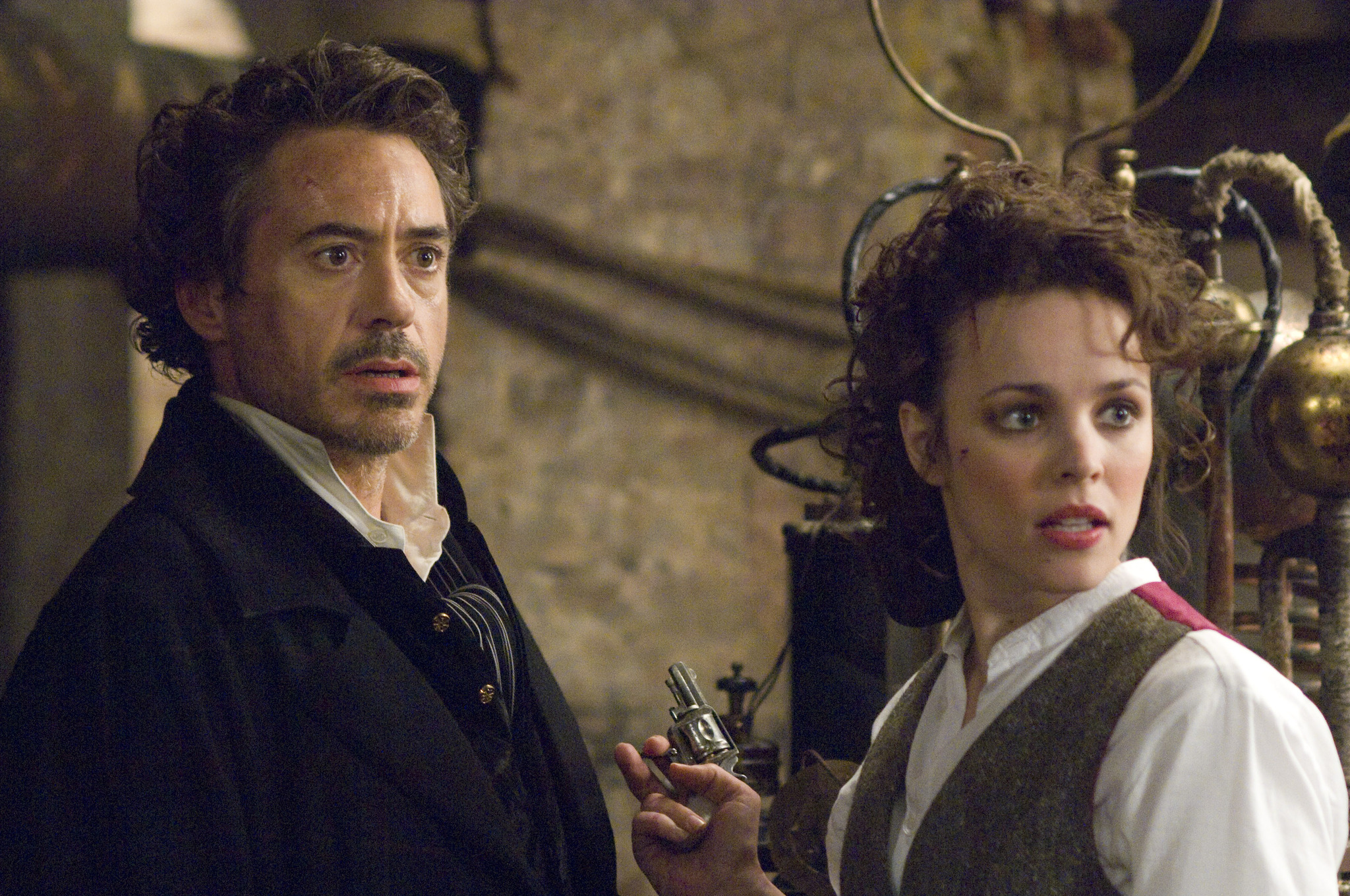 Still of Robert Downey Jr. and Rachel McAdams in Sherlock Holmes (2009)