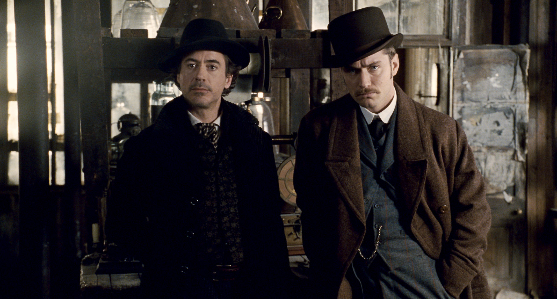 Still of Jude Law and Robert Downey Jr. in Sherlock Holmes (2009)