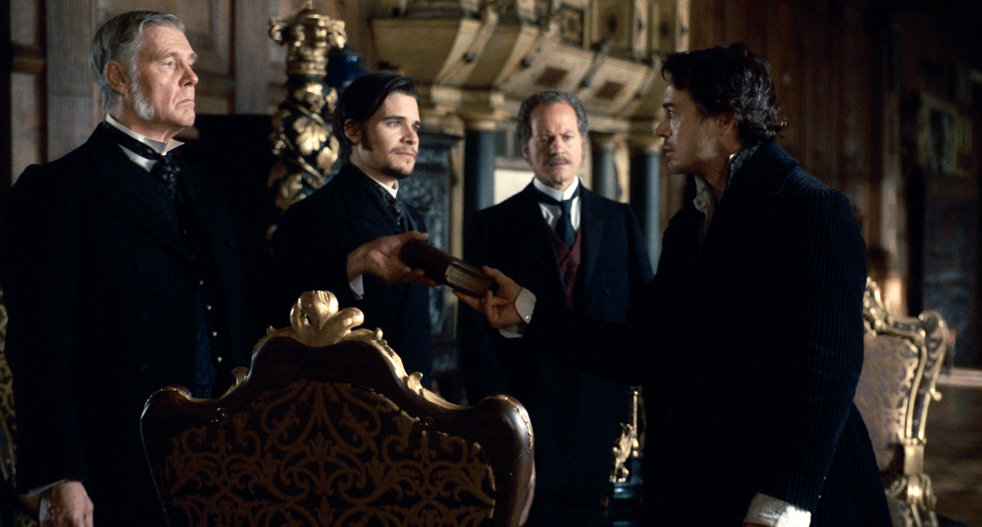 Still of Robert Downey Jr. and James Fox in Sherlock Holmes (2009)