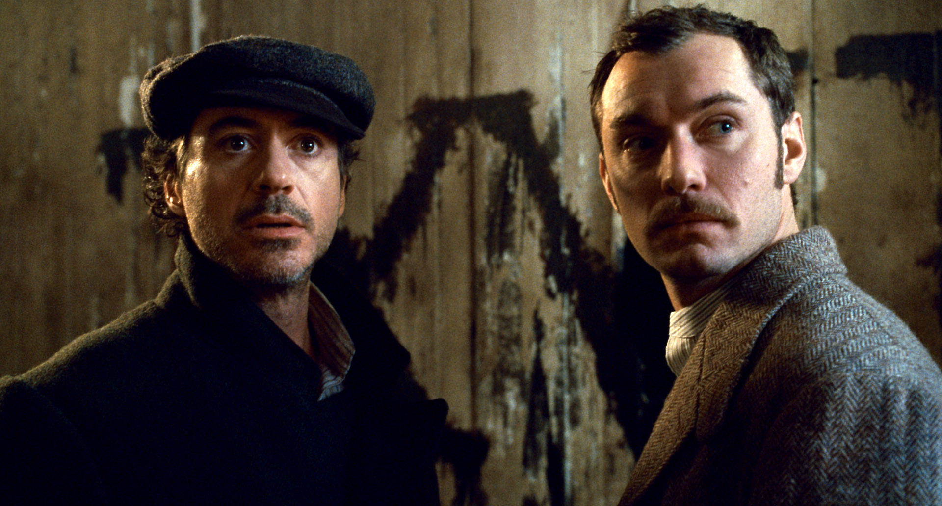 Still of Jude Law and Robert Downey Jr. in Sherlock Holmes (2009)