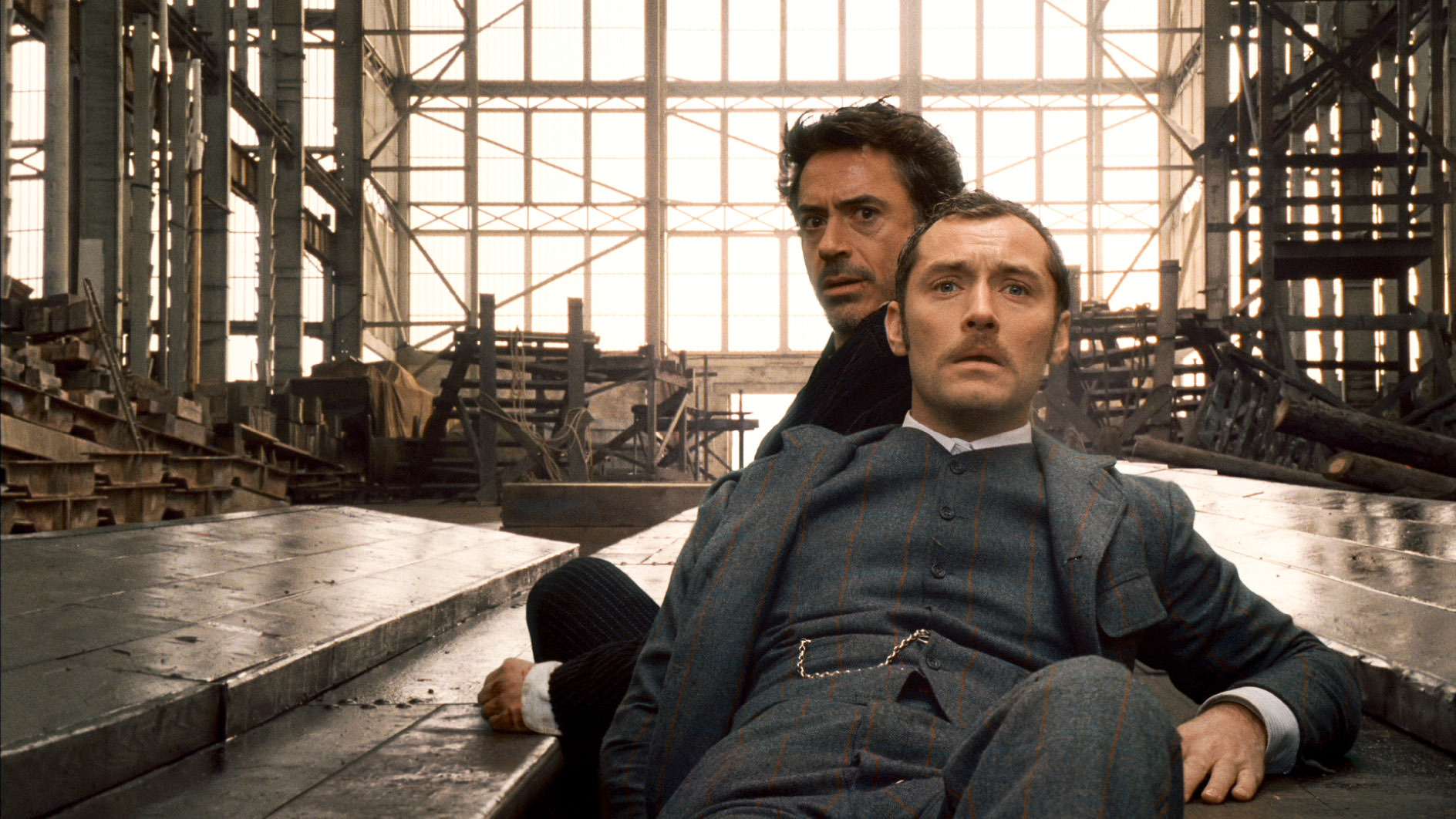 Still of Jude Law and Robert Downey Jr. in Sherlock Holmes (2009)