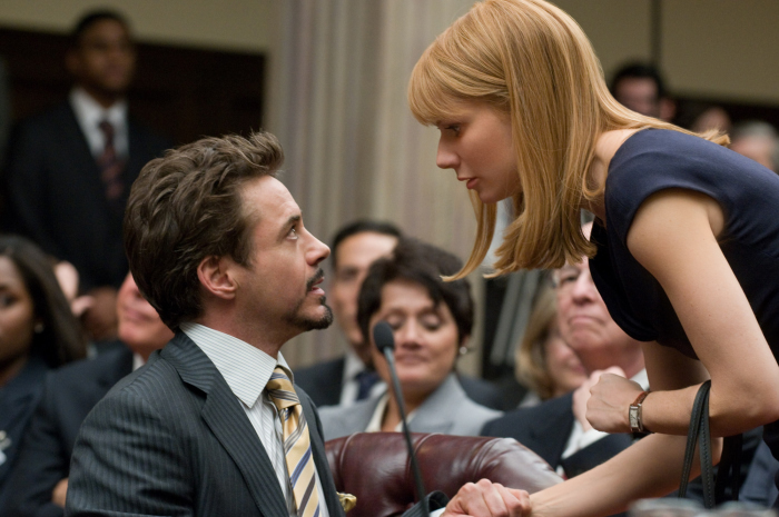 Still of Robert Downey Jr. and Gwyneth Paltrow in Gelezinis zmogus 2 (2010)