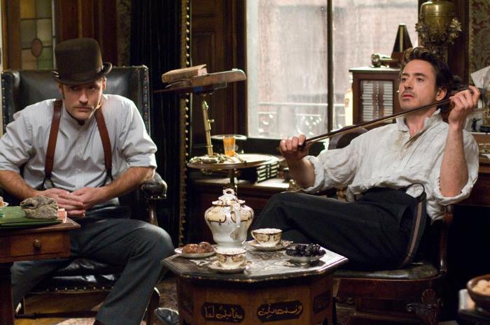 Still of Jude Law and Robert Downey Jr. in Sherlock Holmes (2009)