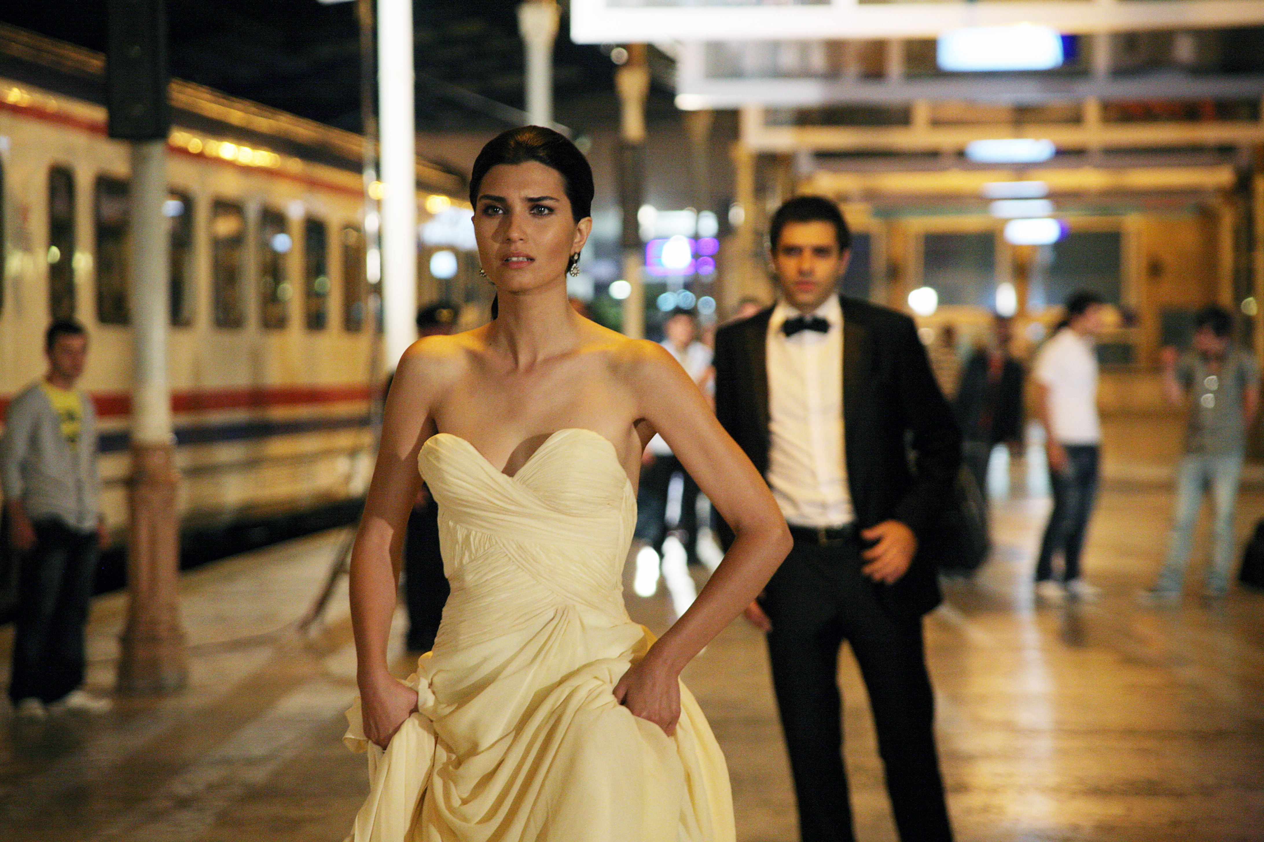 Cansel Elcin and Tuba Büyüküstün in Gönülçelen (2010)