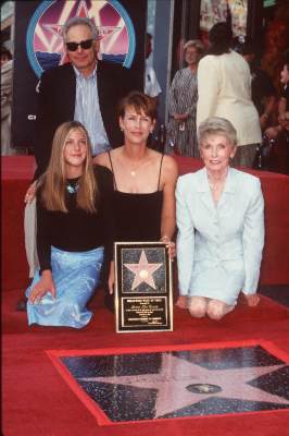 Front, L-R: Daughter Annie, Jamie Lee Curtis, Janet Leigh. Rear: Christopher Guest