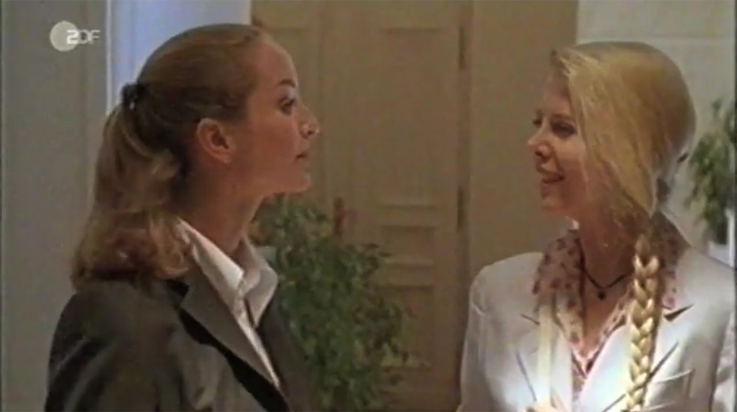 Aviana Angelique Alaïs Adell with Lara Joy Koerner in Eva Ganz mein Fall (2003)