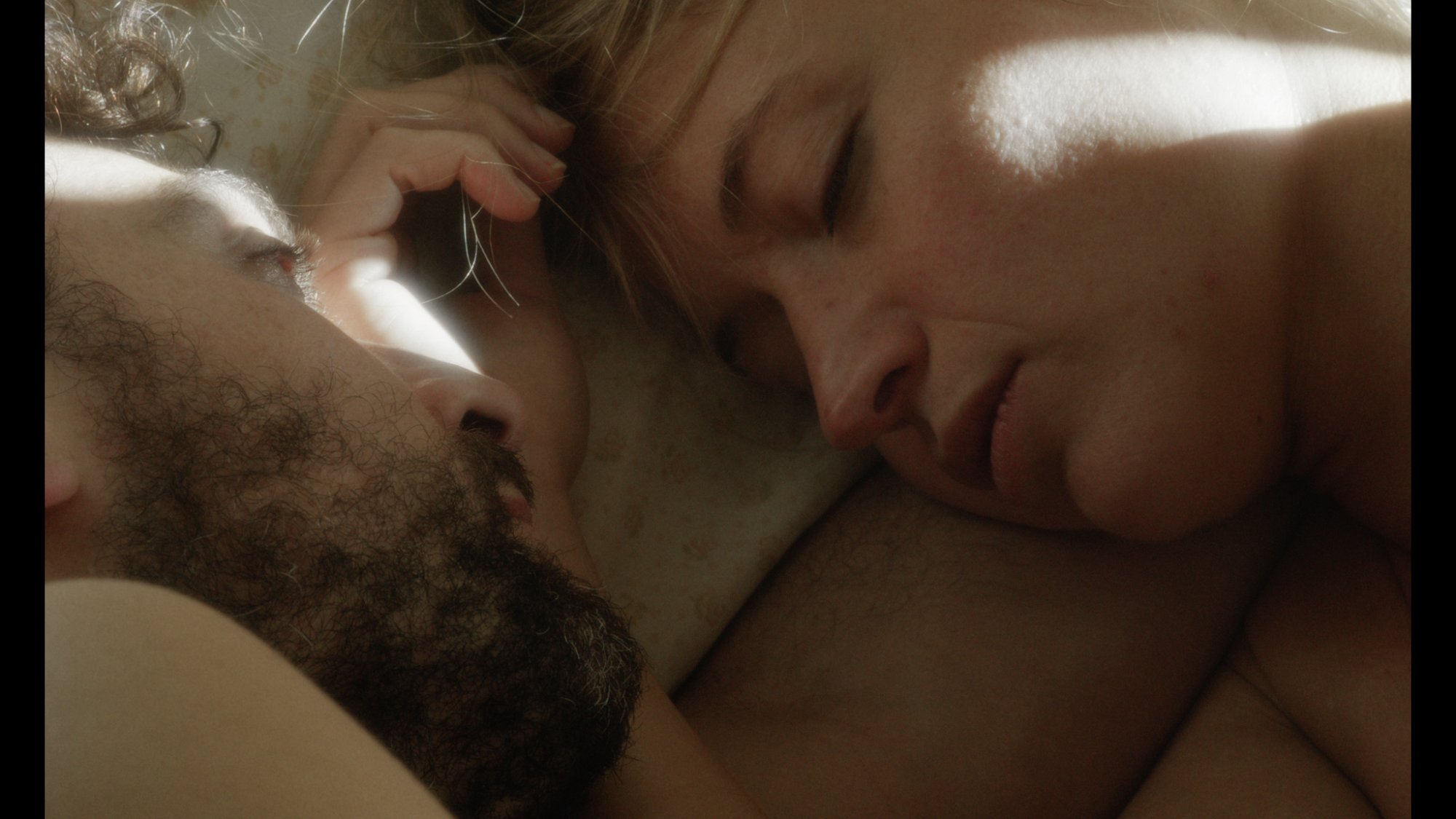 Still of Marta Larralde and Álvaro Ogalla in El apóstata (2015)