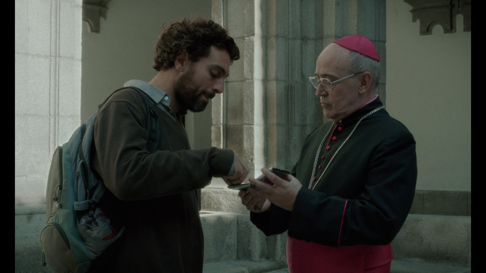 Still of Juan Calot and Álvaro Ogalla in El apóstata (2015)