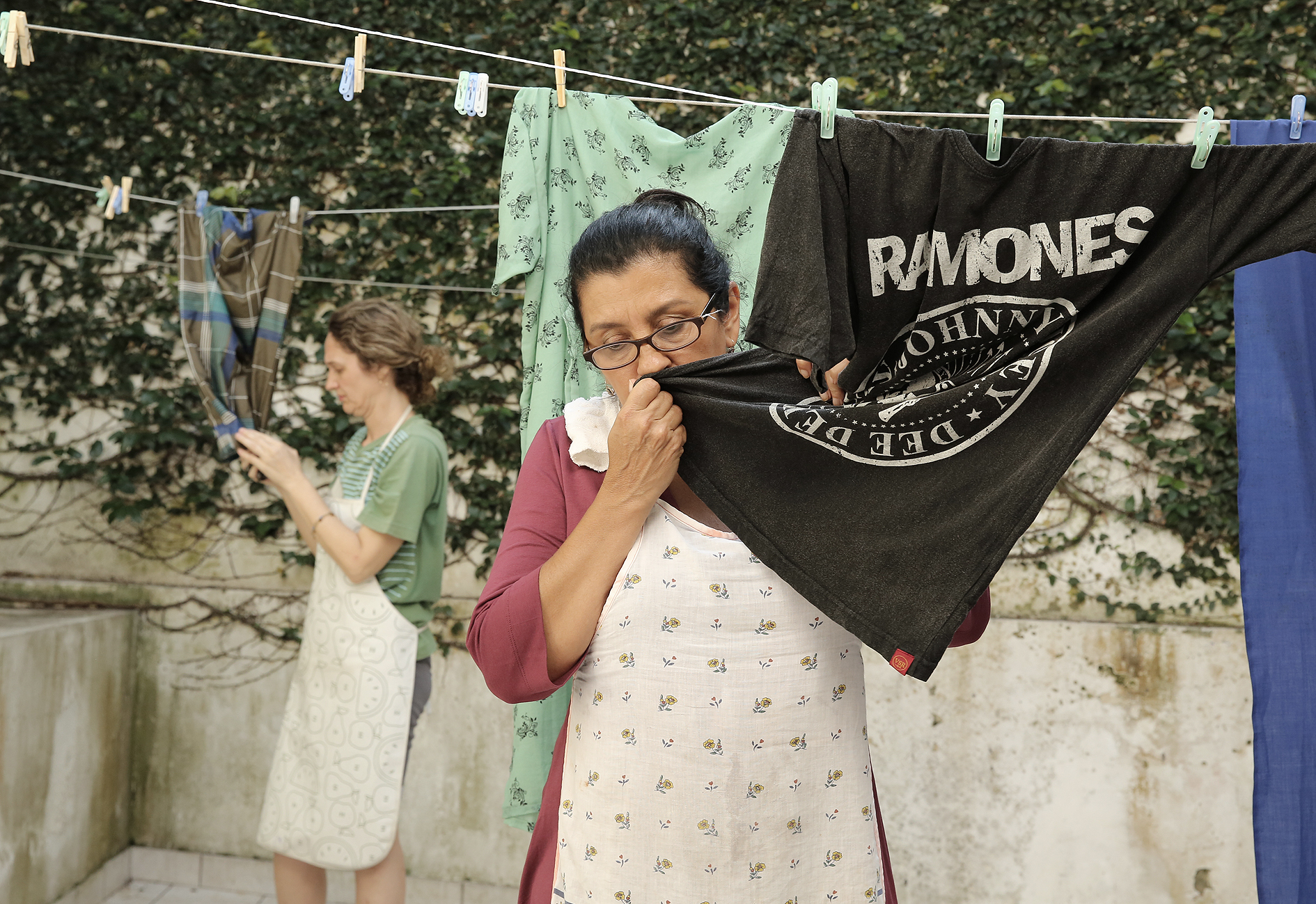 Still of Regina Casé and Helena Albergaria in Que Horas Ela Volta? (2015)