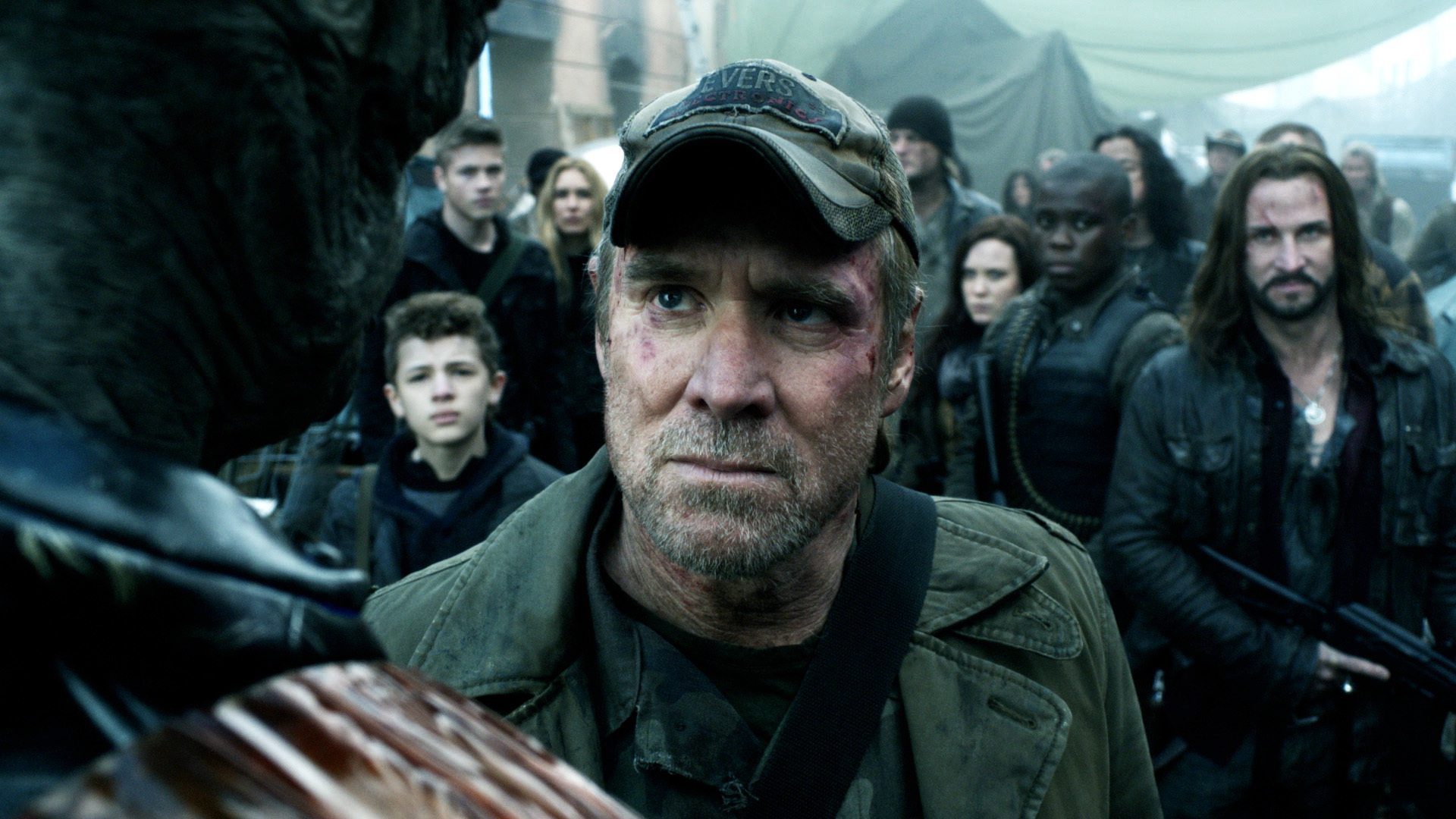 Still of Will Patton, Sarah Carter, Colin Cunningham, Mpho Koaho, Maxim Knight and Connor Jessup in Krentantis dangus (2011)