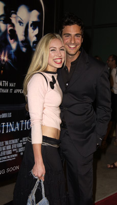 Sarah Carter and Jonathan Cherry at event of Galutinis tikslas 2 (2003)