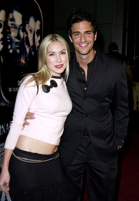 Sarah Carter and Jonathan Cherry at event of Galutinis tikslas 2 (2003)