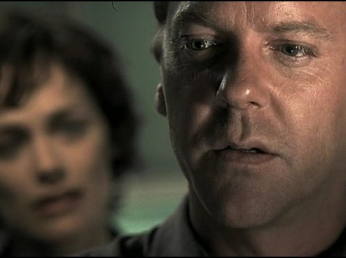 Still of Kiefer Sutherland and Sarah Clarke in 24 (2001)