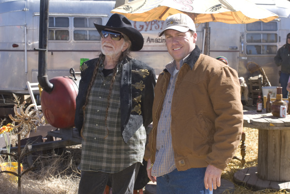 Still of Willie Nelson and Rodney Carrington in Beer for My Horses (2008)