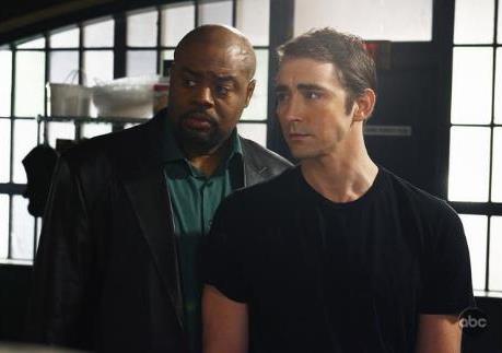 Still of Chi McBride and Lee Pace in Pushing Daisies (2007)