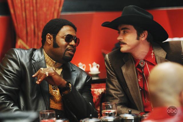 Still of Chi McBride and Lee Pace in Pushing Daisies (2007)