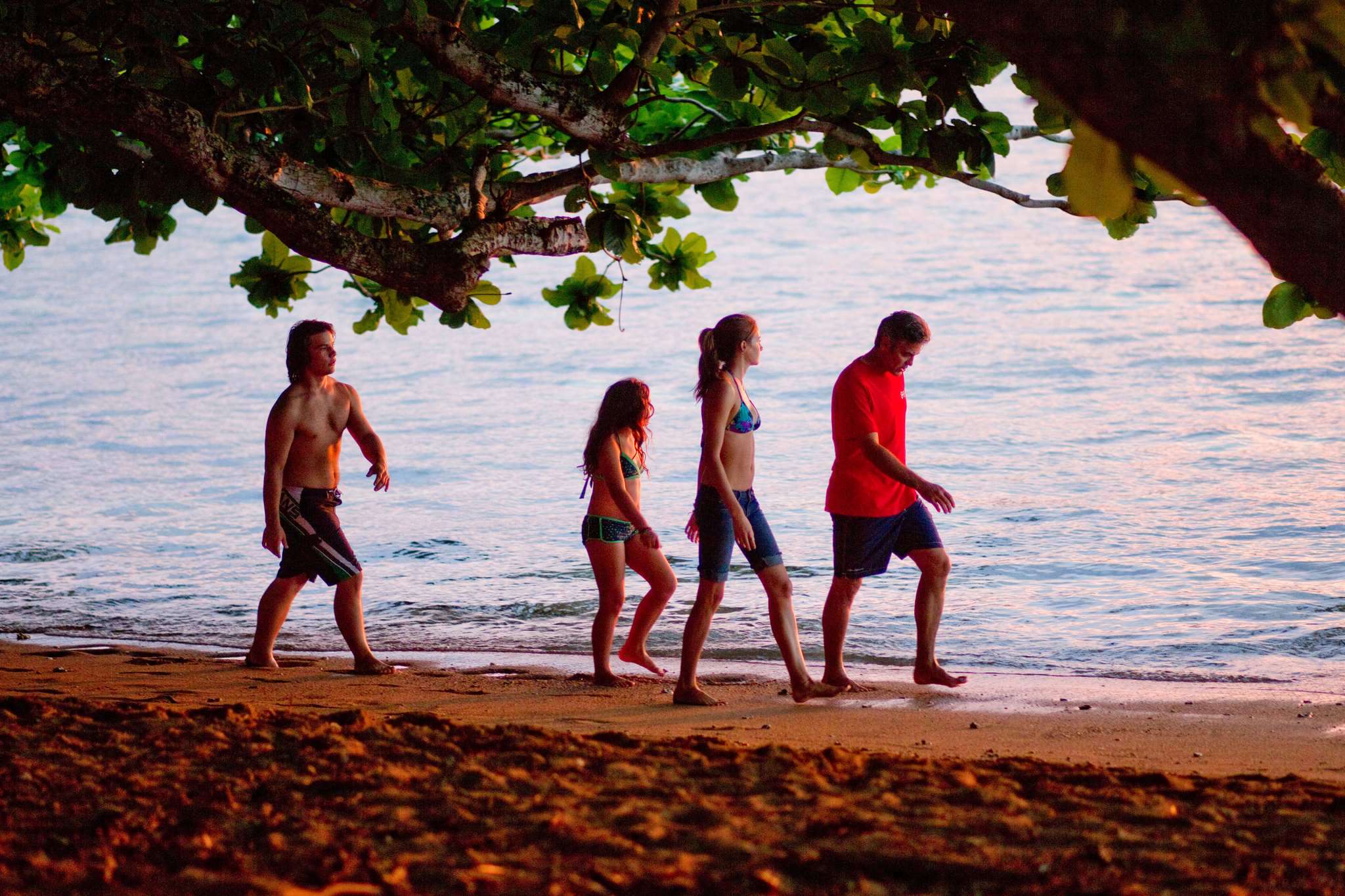 Still of George Clooney, Shailene Woodley, Nick Krause and Amara Miller in Paveldetojai (2011)