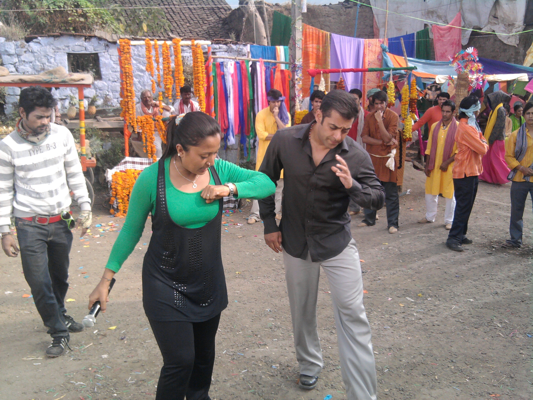 Salman Khan & Shabina Khan on the sets of Dabbang