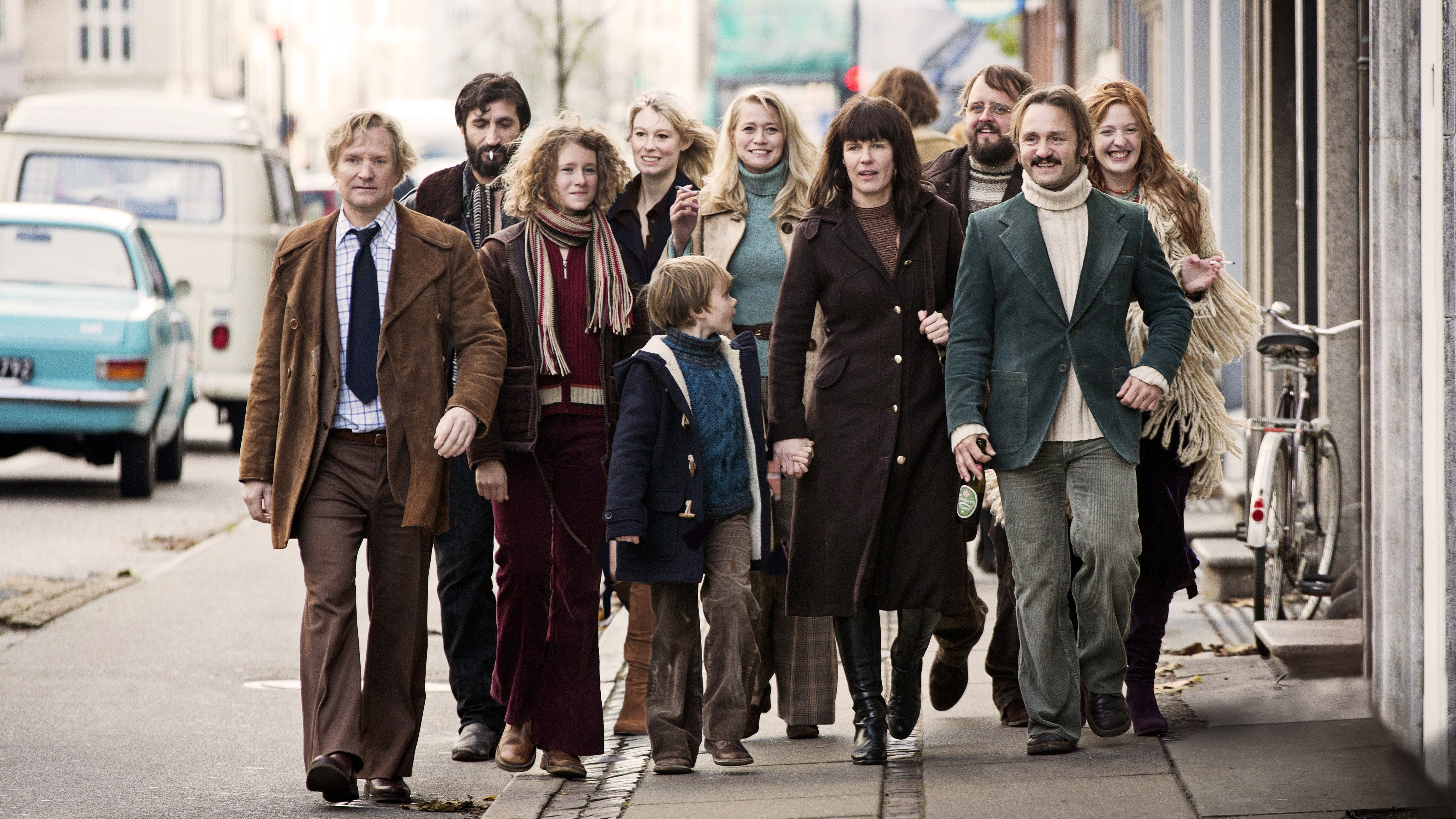 Still of Trine Dyrholm, Fares Fares, Ulrich Thomsen, Lars Ranthe, Magnus Millang, Helene Reingaard Neumann, Julie Agnete Vang and Martha Sofie Wallstrøm Hansen in Kollektivet (2016)