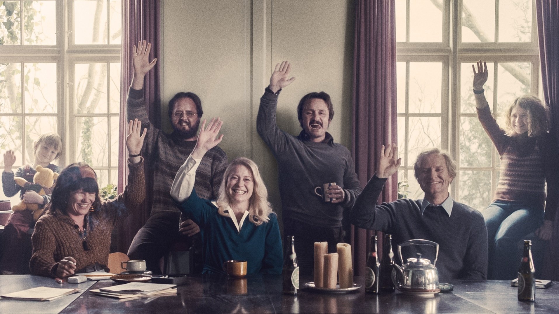 Still of Trine Dyrholm, Ulrich Thomsen, Lars Ranthe, Magnus Millang, Martha Sofie Wallstrøm Hansen, Anne Gry Henningsen and Sebastian Grønnegaard Milbrat in Kollektivet (2016)