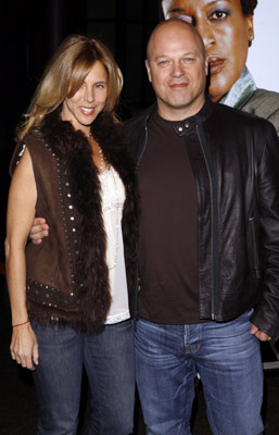 Michael Chiklis and Michelle Morán at event of Skydas (2002)